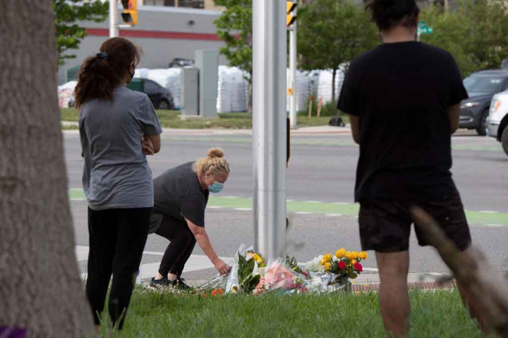 Tersangka berusia 20 tahun yang mengenakan rompi seperti pelindung tubuh melarikan diri dari tempat kejadian dan ditangkap di sebuah pusat perbelanjaan tujuh kilometer (empat mil) dari lokasi kejadian.
