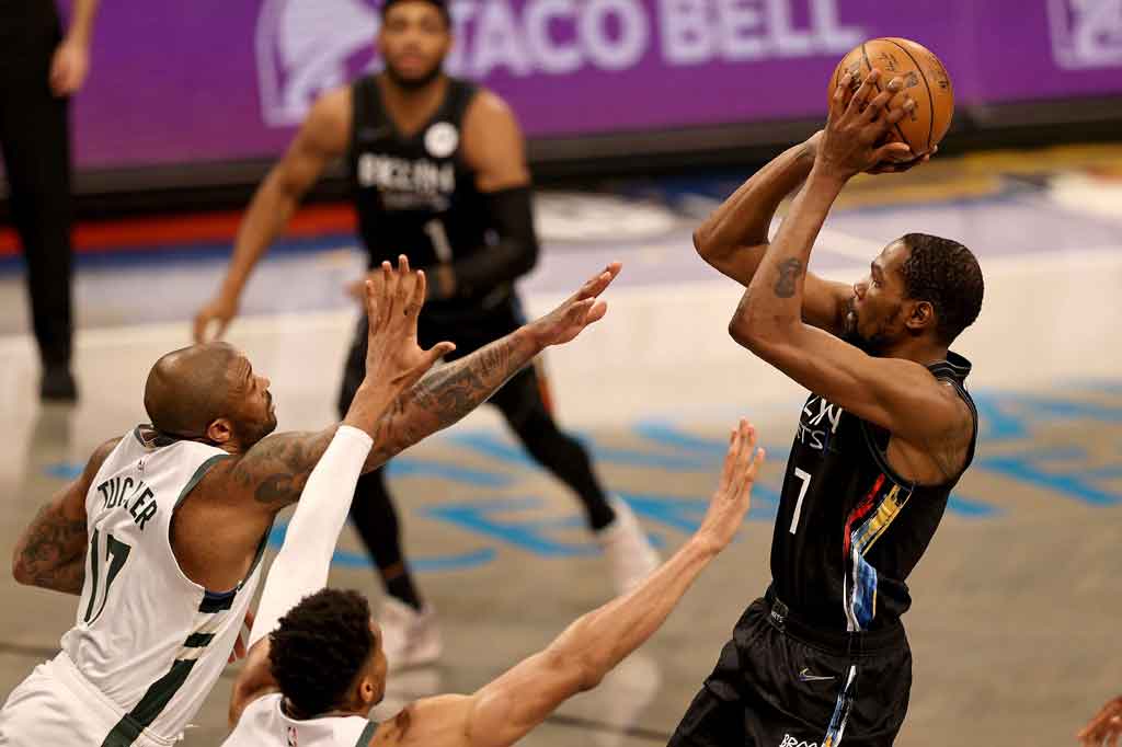 Kevin Durant mencetak 32 poin saat Brooklyn Nets menang 125-86 atas Milwaukee Bucks pada gim kedua semifinal Wilayah Timur di New York, Selasa, 8 Juni 2021 WIB.