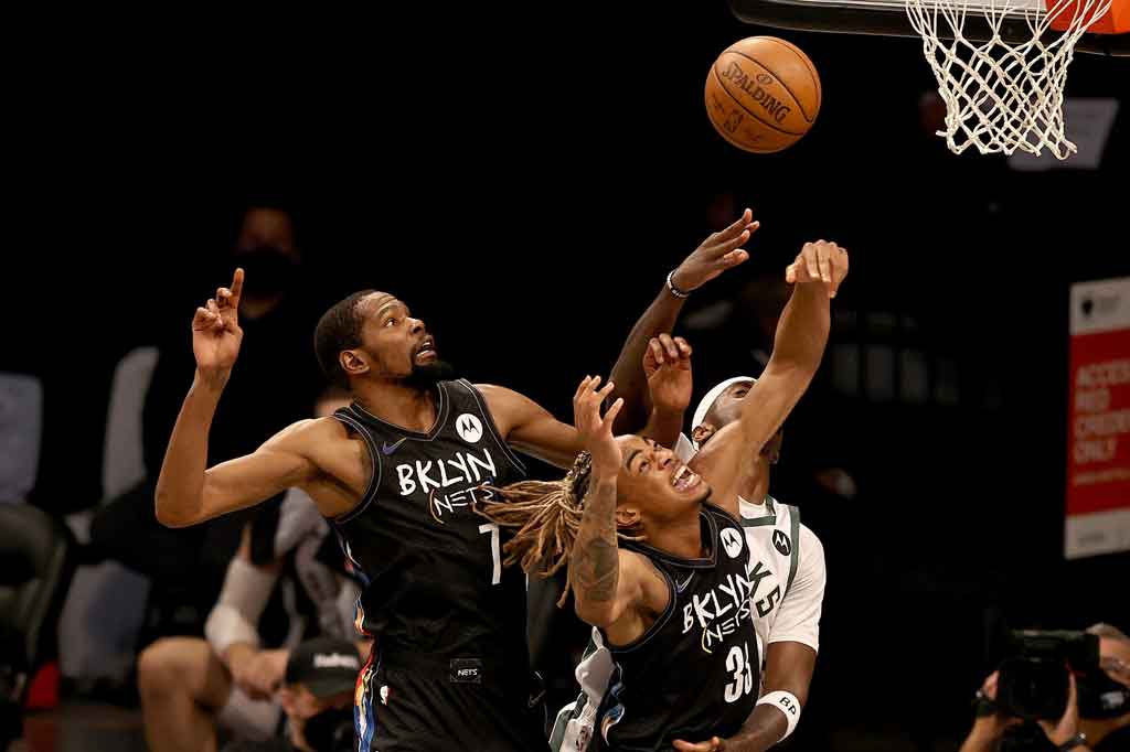 Dalam 33 menit, Durant memasukkan 12 dari total 18 lemparan dan mencatat minimal 30 poin yang keempat kalinya dalam playoff. Dia juga memasukkan empat lemparan tiga angka, membuat empat rebound dan mengirimkan enam assist.