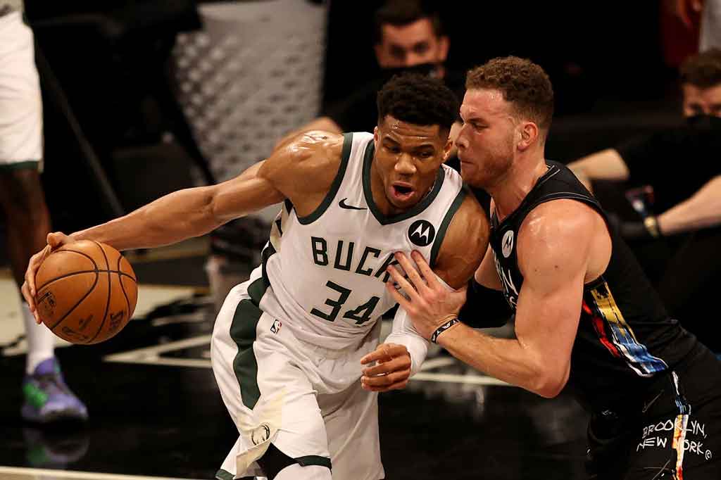 Antetokounmpo memimpin unggulan ketiga Bucks dengan 18 poin dan 11 rebound. Dia memasukkan delapan dari 15 lemparan dalam bidang dan gagal pada lima dari tujuh lemparan bebas. Efektivitas lemparannya mencapai 53,5 persen setelah berhasil pada 23 dari total 43 lemparan.
