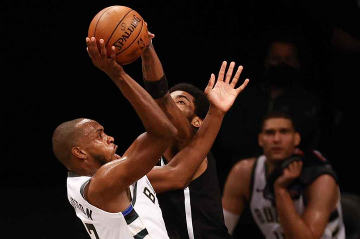 Pemain Milwaukee Khris Middleton menyumbangkan 17 poin namun tak berhasil pada delapan lemparan pertamanya, menuntaskan delapan dari 20 lemparan dan melakukan lima kali kesalahan umpan. Jrue Holiday tercekat pada 13 poin.