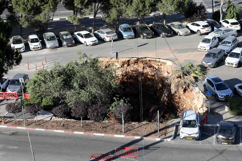 Sebuah sinkhole raksasa tiba-tiba muncul di tempat parkir Rumah Sakit Shaare Zedek di Yerusalem pada Senin, 7 Juni 2021 sore waktu setempat, menelan sejumlah mobil dan mendorong layanan darurat untuk mengerahkan unit ke daerah tersebut.