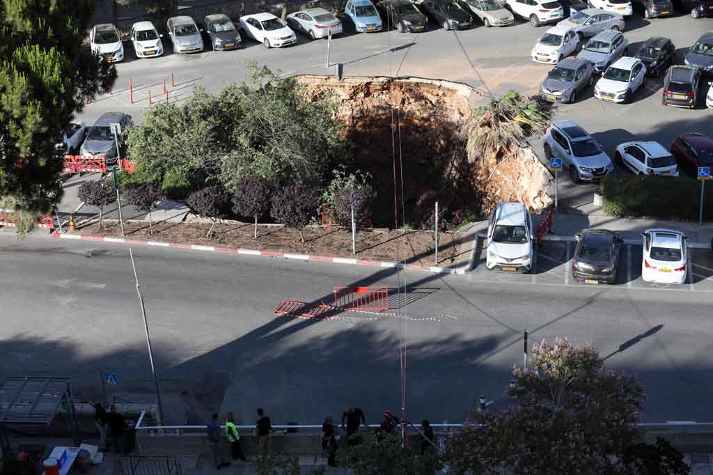 
Lubang pembuangan diyakini telah terbentuk sebagai hasil dari pekerjaan konstruksi di dekatnya untuk rute baru di pintu masuk Yerusalem. Menurut laporan media berbahasa Ibrani, sebuah terowongan yang sedang dibangun, yang juga berada di bawah rumah sakit dan tempat parkir, tampaknya sebagian runtuh.