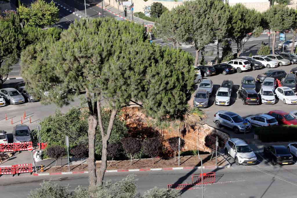 


Video yang dibagikan di media sosial menunjukkan mobil-mobil jatuh ke dalam lubang yang semakin besar saat dindingnya runtuh. Daerah tersebut telah dinyatakan sebagai zona bahaya dan bangunan telah ditutup. Selain itu, lalu lintas telah disterilkan di area sekitar rumah sakit.