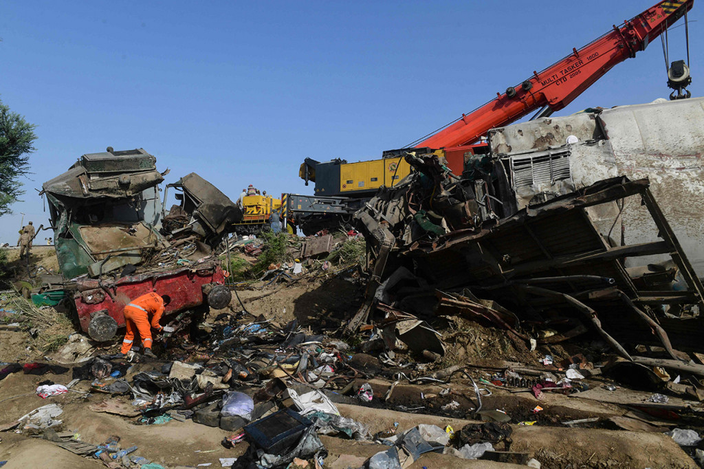 Korban jiwa akibat tabrakan dua kereta api di Pakistan terus bertambah. Hingga kini, tercatat 63 orang meninggal dalam tabrakan kereta di bagian terpencil provinsi Sindh tersebut.