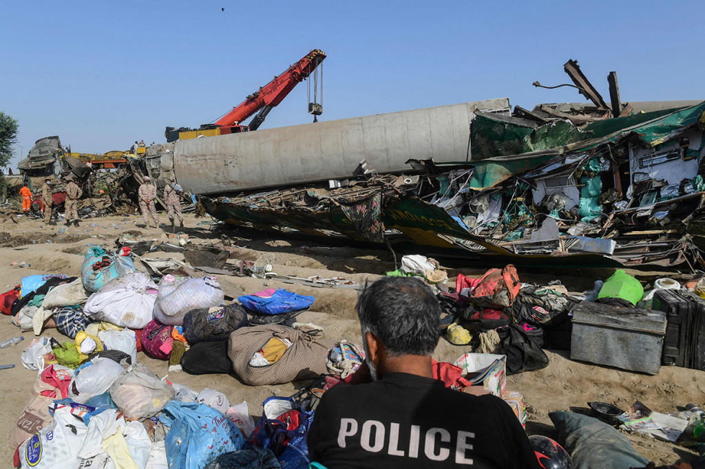 Tentara dan insinyur sipil memimpin upaya massal untuk membersihkan dan memperbaiki rel.