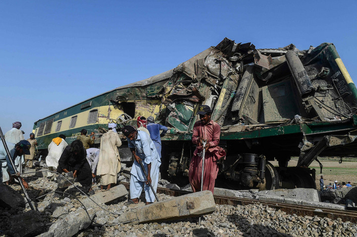 Insiden tragis itu terjadi pada Senin, 7 Juni 2021, pukul 03.30 pagi waktu setempat di dekat Daharki, di bagian terpencil provinsi pedesaan Sindh, Pakistan. Sebuah kereta cepat yang menuju dari Karachi ke Sargodha tergelincir ke jalur yang dilalui kereta dari arah Rawalpindi di arah yang berlawanan. Sebuah kereta cepat lainnya kemudian menabrak kereta yang tergelincir tersebut.
