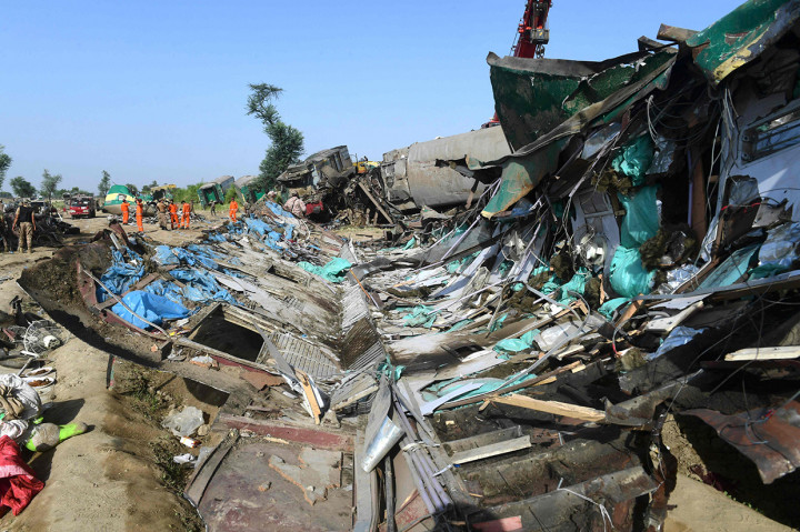 Beberapa orang terjebak selama berjam-jam di antara serpihan gerbong yang hancur akibat tabrakan. Umar Tufail, seorang perwira senior polisi Daharki mengatakan bahwa puluhan orang lainnya luka-luka dalam kejadian tersebut.
