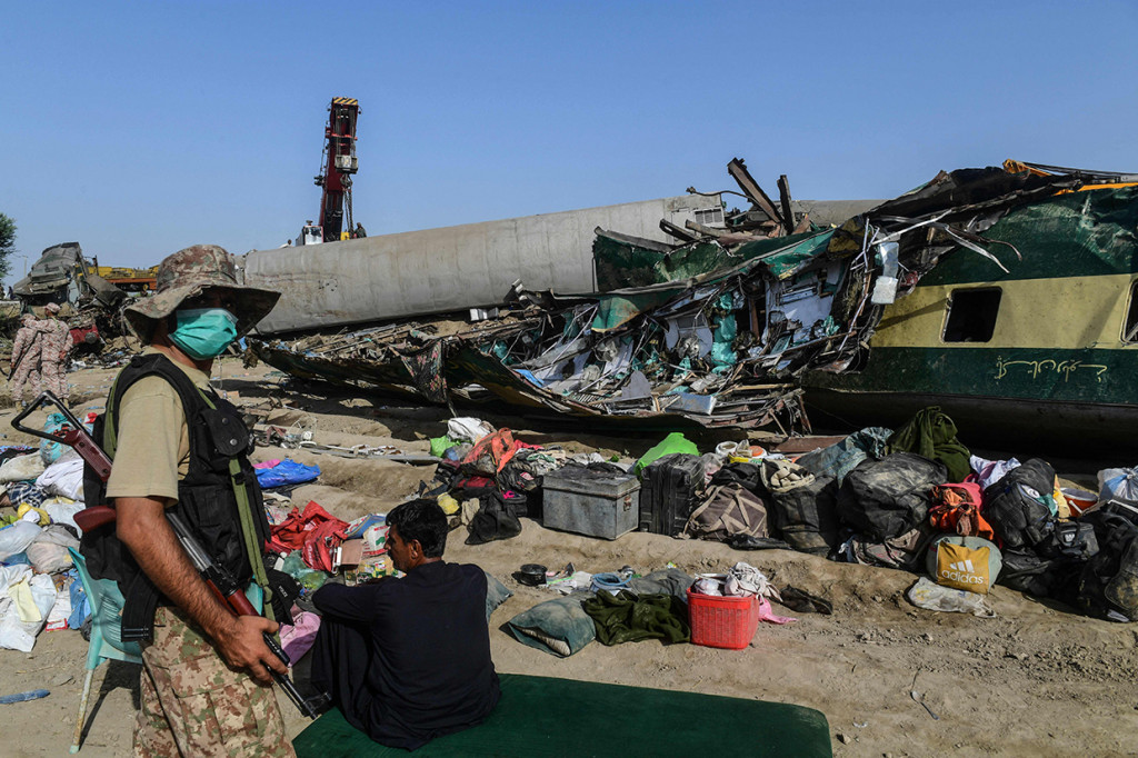 Tabrakan maut tersebut terjadi ketika sebagian penumpang tertidur. Para penumpang terpental, dan sebagian ada yang berusaha keluar dari gerbong ketika insiden terjadi. 
