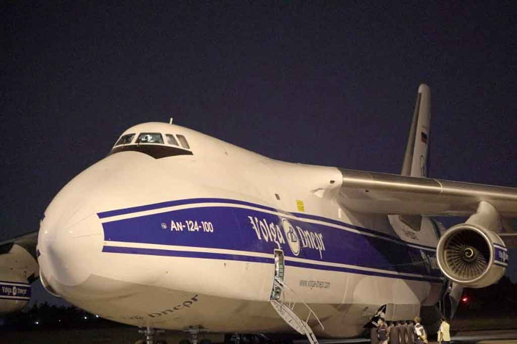 Pesawat kargo Antonov 124-100 mendarat mulus di Bandara Sultan Mahmud Badaruddin (SMB) II, Palembang, Sumatra Selatan, Senin 7 Juni 2021 malam WIB.