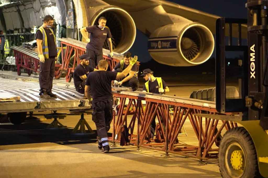 Kemudian, Antonov AN 124-100 memiliki kecepatan jelajah 800-850 kilometer per jam dan dapat menempuh jarak 15.700 kilometer. AN 124-100 yang dirancang oleh Antonov ASTC di Kiev, Ukraina adalah pesawat kargo yang sangat besar dengan kapasitas muatan hingga 150 ton.