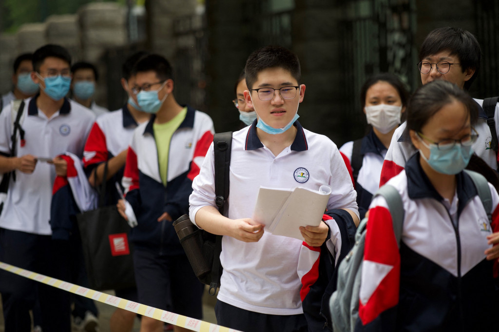 Sekelompok siswa bersiap memasuki sekolah untuk mengikuti hari pertama Ujian Masuk Perguruan Tinggi Nasional (NCEE), yang dikenal sebagai 