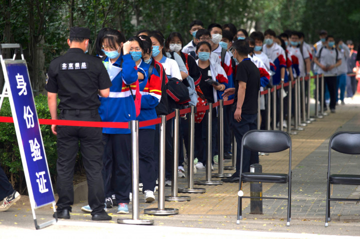 Siswa berbaris memasuki sekolah untuk mengikuti hari pertama Ujian Masuk Perguruan Tinggi Nasional (NCEE), yang dikenal sebagai 