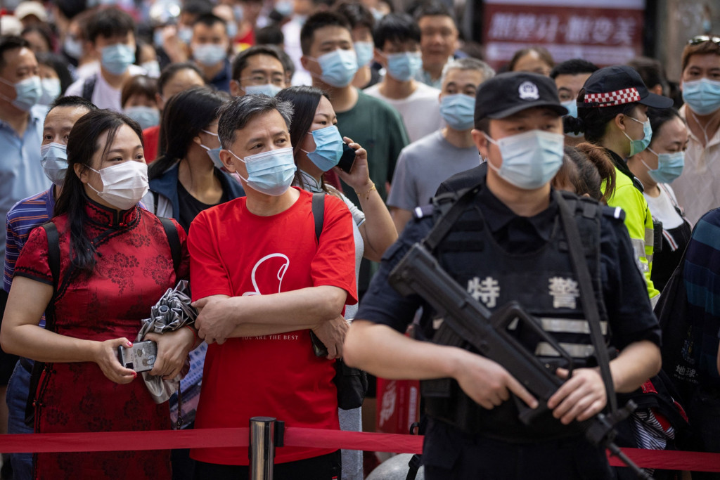 Orang tua menunggu di luar sekolah ketika anak mereka mengikuti hari pertama Ujian Masuk Perguruan Tinggi Nasional (NCEE), yang dikenal sebagai 