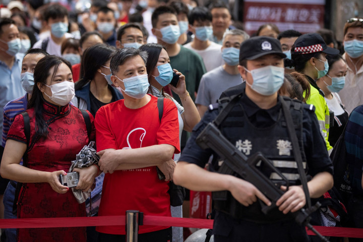 Orang tua menunggu di luar sekolah ketika anak mereka mengikuti hari pertama Ujian Masuk Perguruan Tinggi Nasional (NCEE), yang dikenal sebagai 