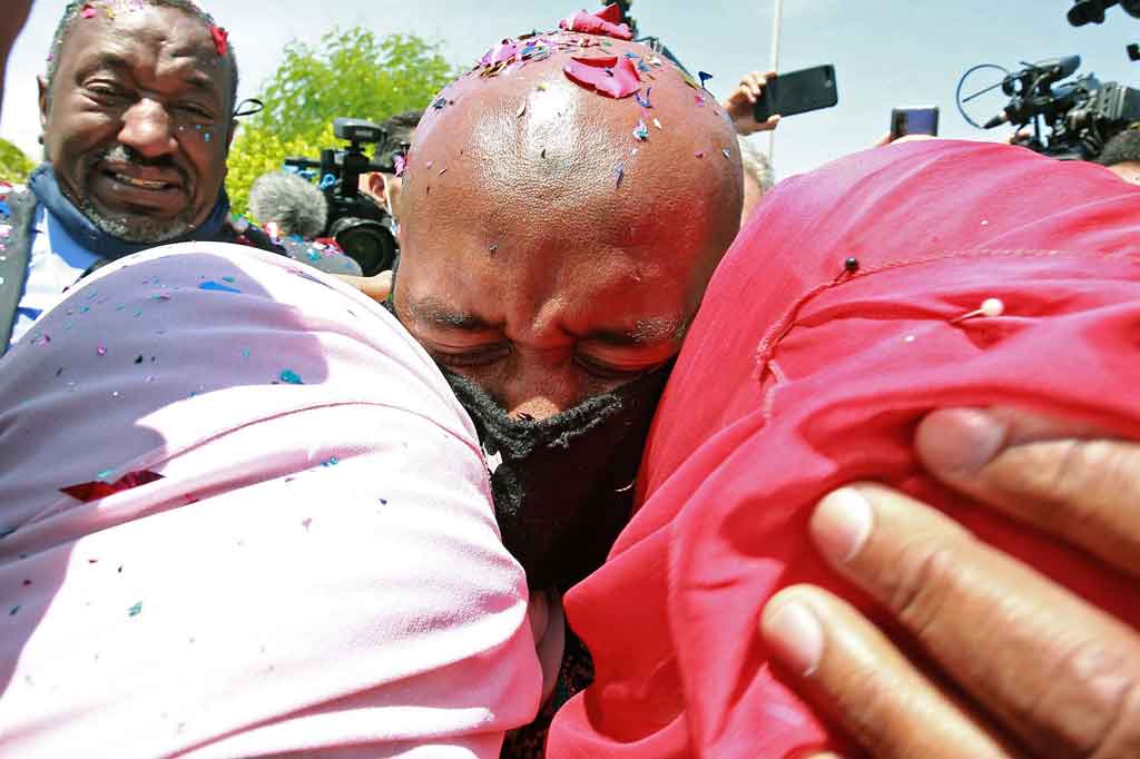 Seorang pria Palestina-Yordania yang dipenjara di Israel setelah menanam bom di sebuah bus yang melukai 13 warga sipil pada 2000 dibebaskan Selasa, 8 Juni 2021. Abdullah Abu Jaber, 46, dibebaskan dari penjara setelah menjalani hukuman 20 tahun.