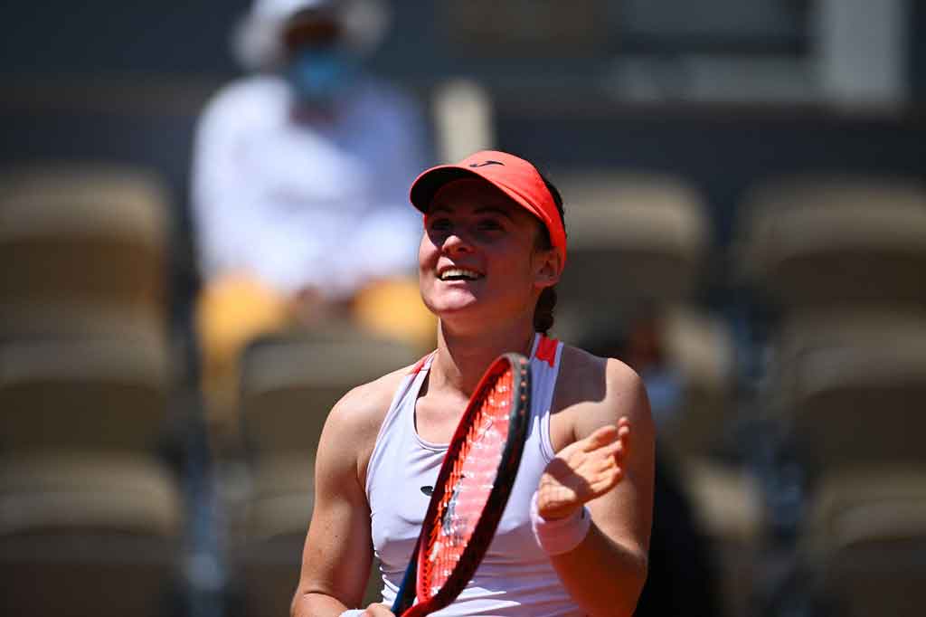 Petenis peringkat 85 dunia Tamara Zidansek meluapkan kegembiraannya usai menundukkan petenis Spanyol Paula Badosa di perempat final Prancis Terbuka, Selasa, 8 Juni 2021.