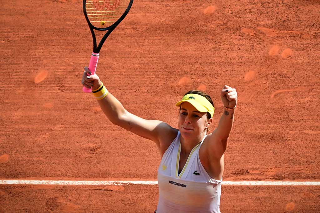 Petenis Rusia Anastasia Pavlyuchenkova meluapkan kegembiraan setelah untuk pertama kalinya lolos ke semifinal ajang Grand Slam, usai meraih kemenangan tiga set atas petenis Kazakhstan Elena Rybakina di  Prancis Terbuka 2021, Rabu, 8 Juni 2021 WIB.