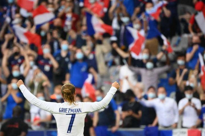 Griezmann melakukan selebrasi di hadapan penggemar yang hadir di Stadion 2020 di Stade de France, Saint-Denis, di tengah pembatasan akibat pandemi covid-19.