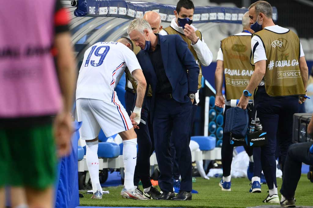 Prancis harus kehilangan Karim Benzema empat menit sebelum turun karena  tampak bermasalah dengan cedera lutut. Benzema keluar digantikan Olivier Giroud.