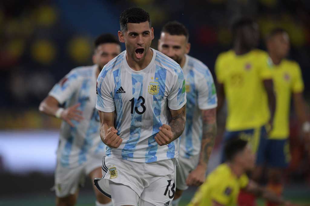 Tim tamu membuka keunggulan ketika laga baru berjalan tiga menit. Berawal dari tendangan bebas Rodgrigo De Paul dari sisi kanan yang disambut sundulan Cristian Romero. Bola tak bisa dihentikan kiper Kolombia David Ospina sehingga skor berubah menjadi 0-1.