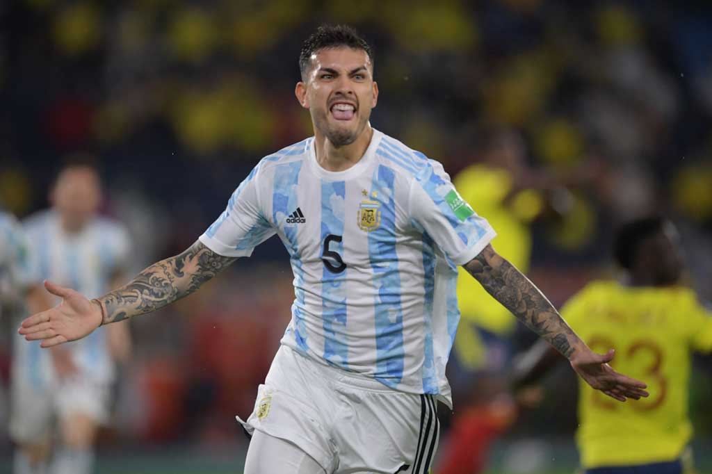 Selang lima menit, Argentina menggandakan kedudukan berkat gol Leandro Paredes yang bermula dari bola liar di depan kotak penalti Kolombia. Melakukan kerja sama apik dengan Nicolas Gonzalez, Paredes kemudian melepaskan tendangan yang tidak bisa ditangkap Ospina. Albiceleste pun unggul 2-0.