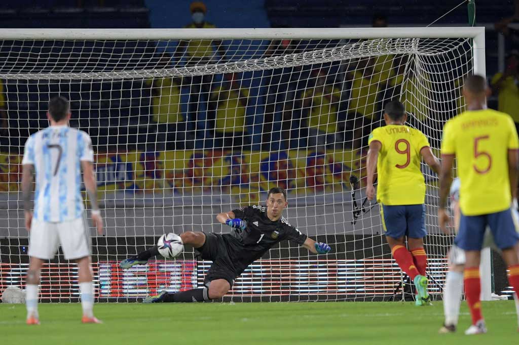 Kolombia berusaha bangkit selepas turun minum dan mendapatkan hadiah penalti pada menit ke-51 setelah Nicolas Otamendi menyikut Mateus Uribe. Luis Muriel yang bertugas sebagai eksekutor berhasil menjalankan tugasnya dengan baik. Sepekannya mengecoh kiper Agustin Marchesin sehingga kedudukan berubah menjadi 1-2.