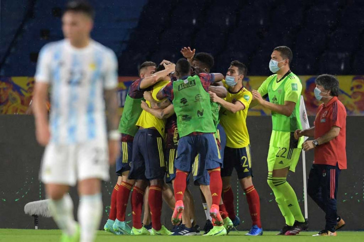Argentina pun gagal merapatkan jarak dengan Brasil pada puncak klasemen. Skuad Lionel Scaloni itu mengumpulkan 12 poin dan tertinggal tiga angka dari Brasil yang masih bermain melawan Paraguay, sedangkan Kolombia menempati peringkat kelima dengan mengumpulkan delapan angka.