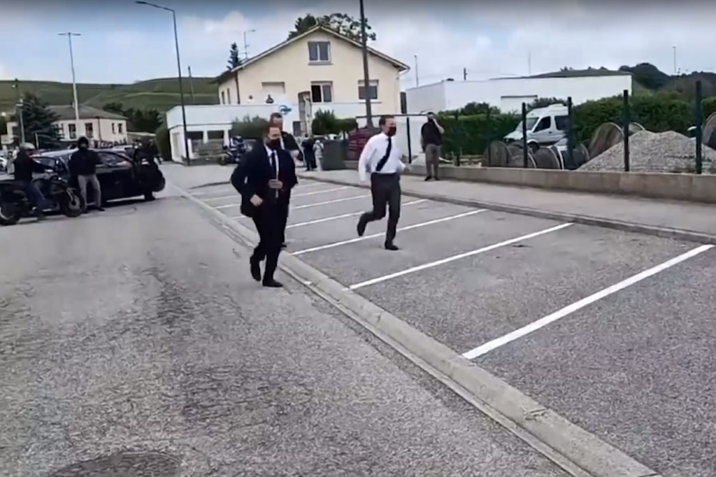 Dalam sebuah video yang beredar luas, Macron awalnya berlari-lari kecil untuk menemui warga yang telah menunggunya saat dalam perjalanan ke Tain-l'Hermitage di luar kota Valence.