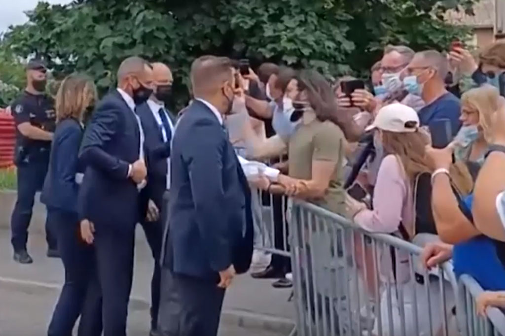 Tanpa diketahui, seorang pria berbaju hijau tiba-tiba melayangkan tangannya ke arah wajah Macron.