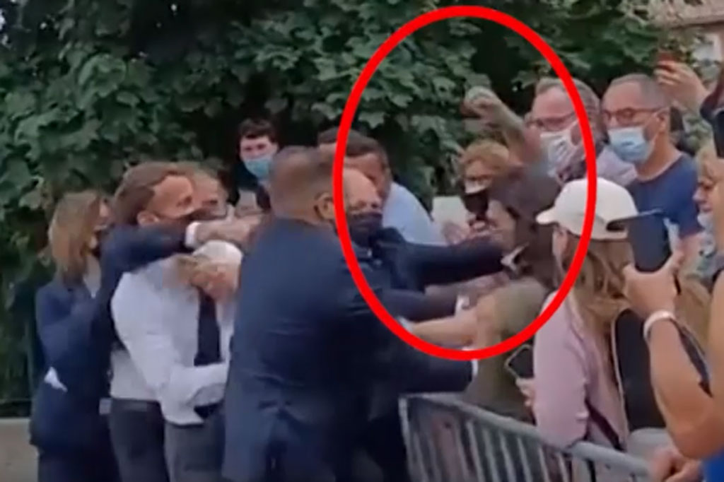 Macron terdorong ketika tangan si penampar mengenai wajahnya. Para ajudannya dengan sigap langsung menarik Presiden, sementara pelaku ditangkap.