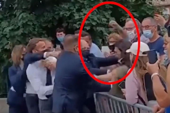Macron terdorong ketika tangan si penampar mengenai wajahnya. Para ajudannya dengan sigap langsung menarik Presiden, sementara pelaku ditangkap.