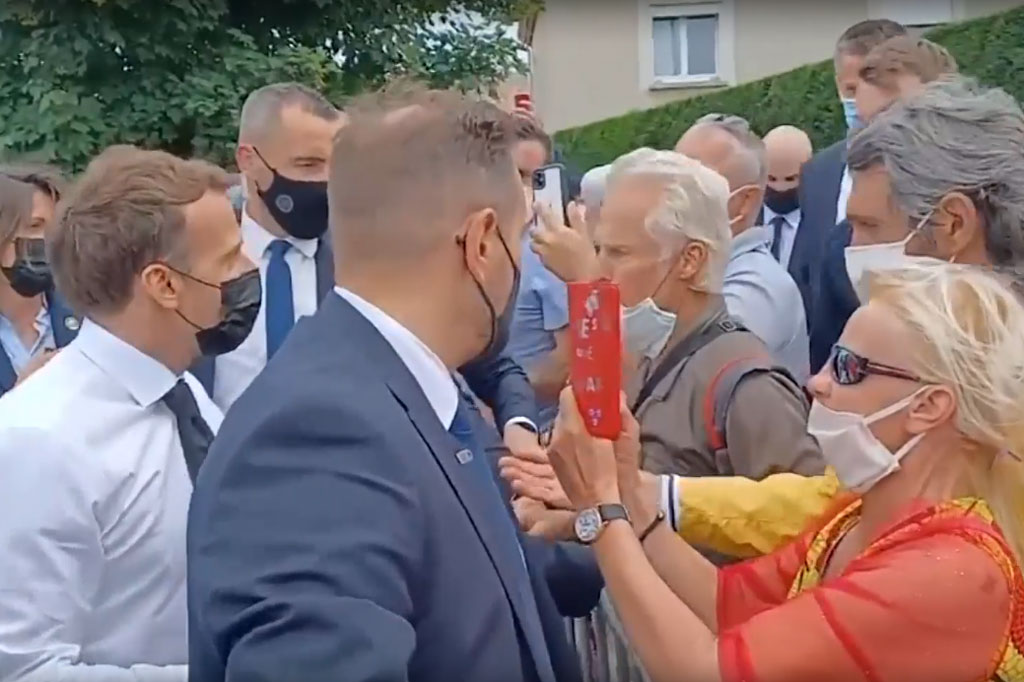 Dalam video Macron terlihat kembali ke lokasi dan sekali lagi menyapa warga.