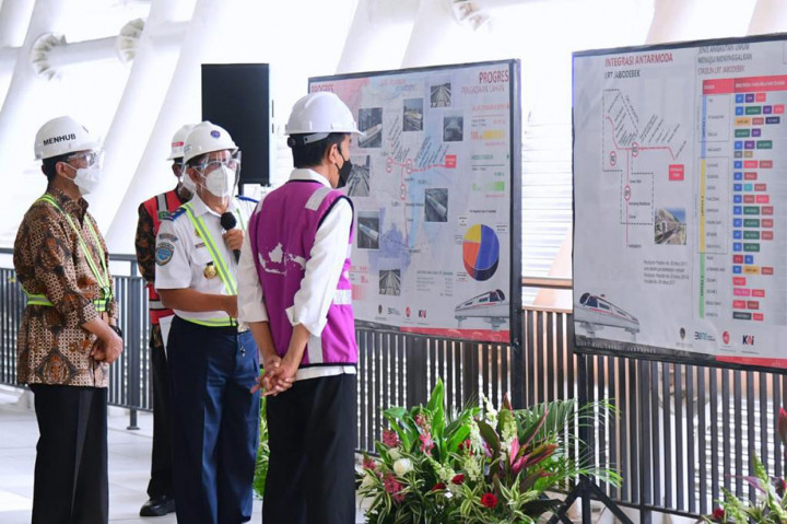 Presiden Jokowi meninjau pembangunan LRT Jabodebek di Terminal LRT TMII, Jakarta.