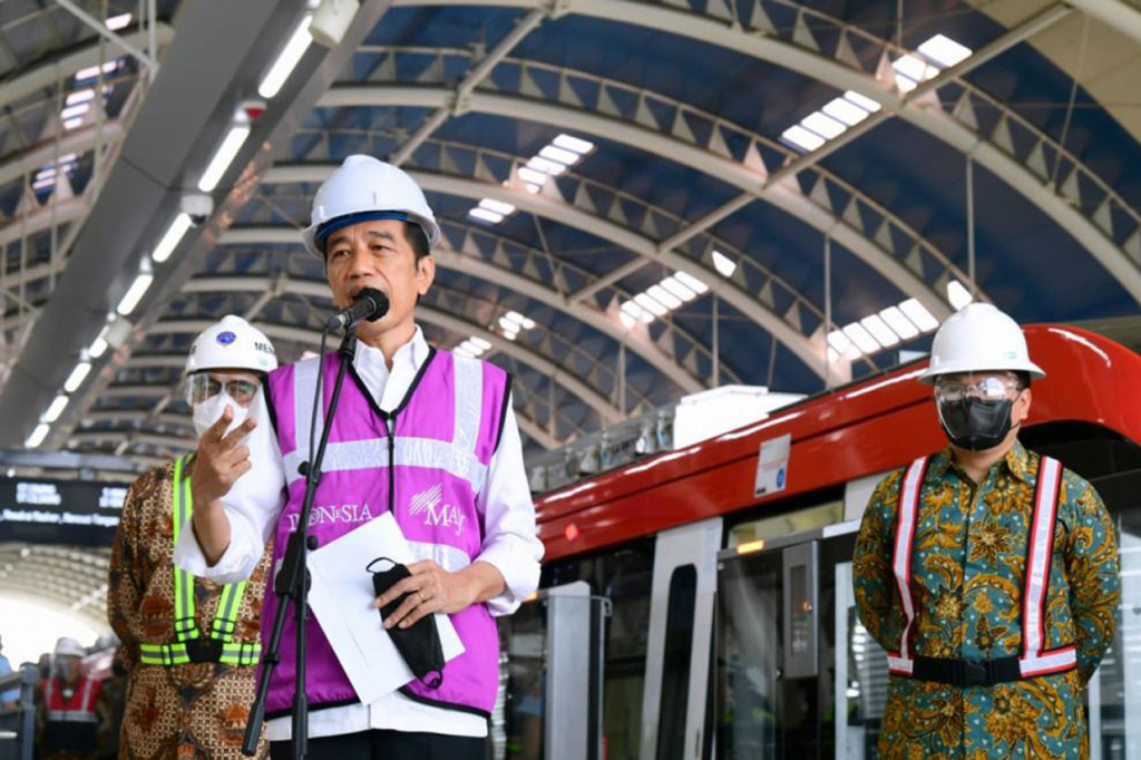 Dalam kunjungan itu, Presiden menjelaskan perkembangan pembangunan LRT yang sudah mencapai 84,7 persen.