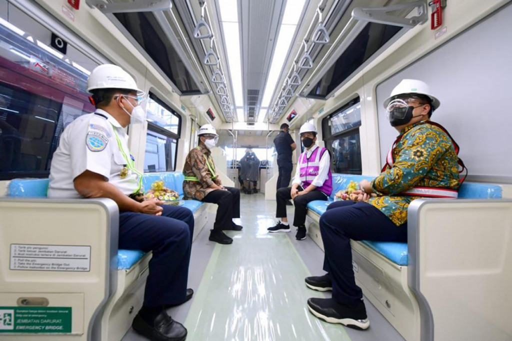 Presiden Jokowi beserta jajaran saat menjajal LRT Jabodebek di Terminal LRT TMII, Jakarta.