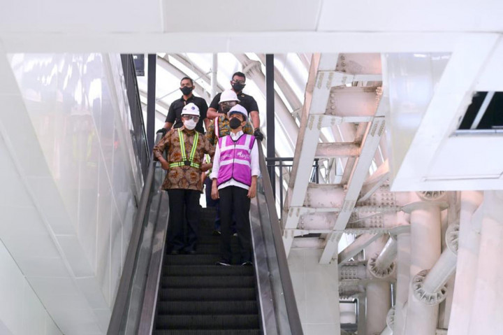 Jokowi menambahkan, pembangunan konstruksi LRT dan rangkaian LRT ini sepenuhnya dikerjakan di Indonesia, yaitu oleh PT INKA untuk rangkaian LRT dan PT Adhi Karya untuk konstruksi LRT.