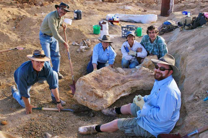 Temuan itu merupakan spesies baru dinosaurus terbesar yang pernah ditemukan di Australia dan menempatkannya dalam lima besar di dunia, bergabung dengan kelompok elit titanosaurus yang sebelumnya hanya ditemukan di Amerika Selatan.