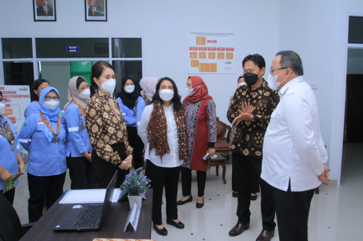 Kedatangan I Bintang Puspayoga bukan tanpa sebab, dirinya bersama rombongan Kementerian PPPA pada kesempatan kali ini menobatkan Kabupaten Muba yang sudah menyandang Kabupaten Layak Anak menjadi daerah pertama dan percontohan di Indonesia yang memiliki Rumah Perlindungan Pekerja Perempuan (RP3) di sektor perkebunan.