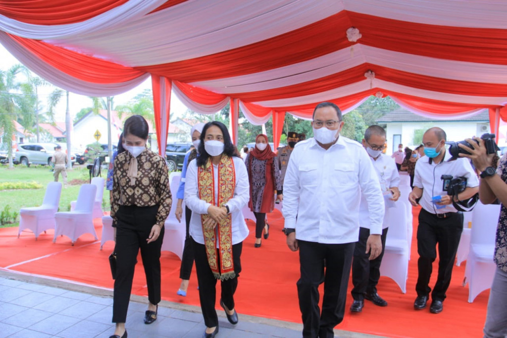 Dikatakannya, para pekerja khususnya pekerja perempuan, sangatlah rentan mengalami segala bentuk tindakan kekerasan dan diskriminasi seperti sulit mendapatkan hak untuk berserikat, hak cuti hamil, cuti haid, hubungan industrial yang tidak adil serta hak perlindungan dan keselamatan kerja.
