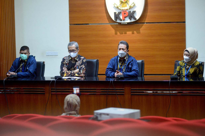 Menteri Kelautan dan Perikanan Sakti Wahyu Trenggono (kedua kanan) beserta istri didampingi Wakil Ketua Komisi Pemberantasan Korupsi (KPK) Alexander Marwata (kedua kiri) menyampaikan paparan dalam konperesi pers terkait penguatan anti korupsi di Gedung KPK, Rasuna Said, Jakarta. 