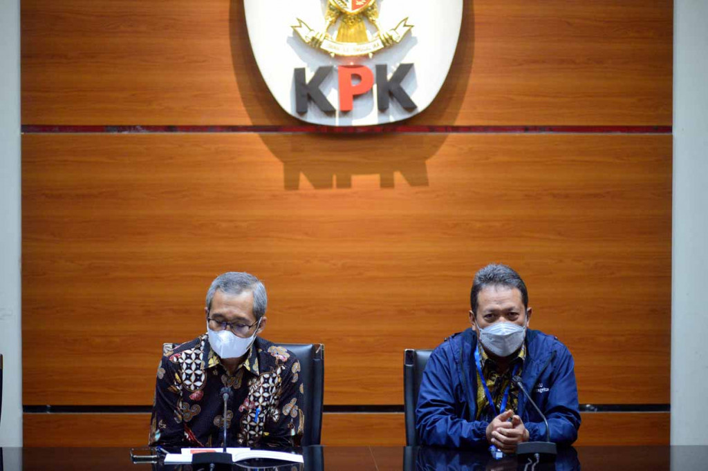 Di akhir acara, Alex pun meminta agar istri Menteri dan istri Dirjen KKP memakaikan jaket penyenggara negara kepada para suaminya sebagai bentuk simbolis ikut membantu memerangi bahaya korupsi di lingkungan pemerintahan. 