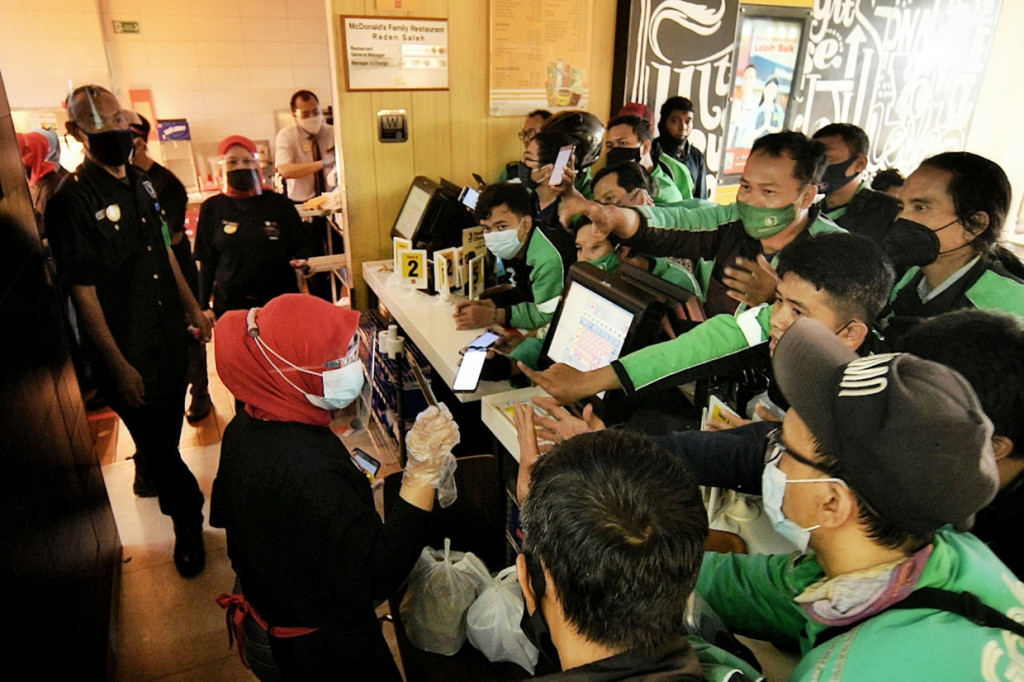 Antrean panjang ojek online terlihat di sejumlah gerai McDonald's di Jakarta. Sebagian besar para ojol bahkan rela mengantre hingga 3 jam untuk mendapatkan menu BTS Meal ini.
