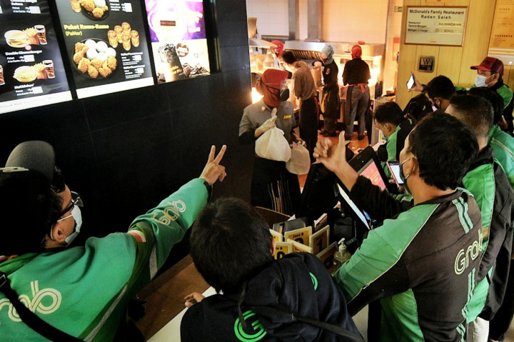 Sejumlah pengemudi ojek online (ojol) memadati gerai gerai  McDonald's Raden Saleh, Jakarta, Rabu, 9 Juni 2021.