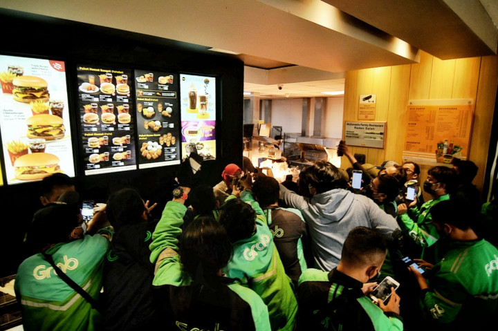 Puluhan pengemudi ojek daring tersebut terlihat mengabaikan protokol kesehatan saat mengantre untuk mengambil pesanan BTS Meal yang merupakan menu kolaborasi Idol Group asal Korea BTS dengan McDonald's yang hadir di 50 negara, termasuk Indonesia.
