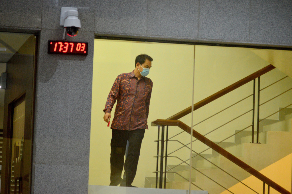 Wakil Ketua DPR RI Azis Syamsuddin berjalan keluar usai menjalani pemeriksaan di Gedung Komisi Pemberantasan Korupsi (KPK), Rasuna Said, Jakarta.