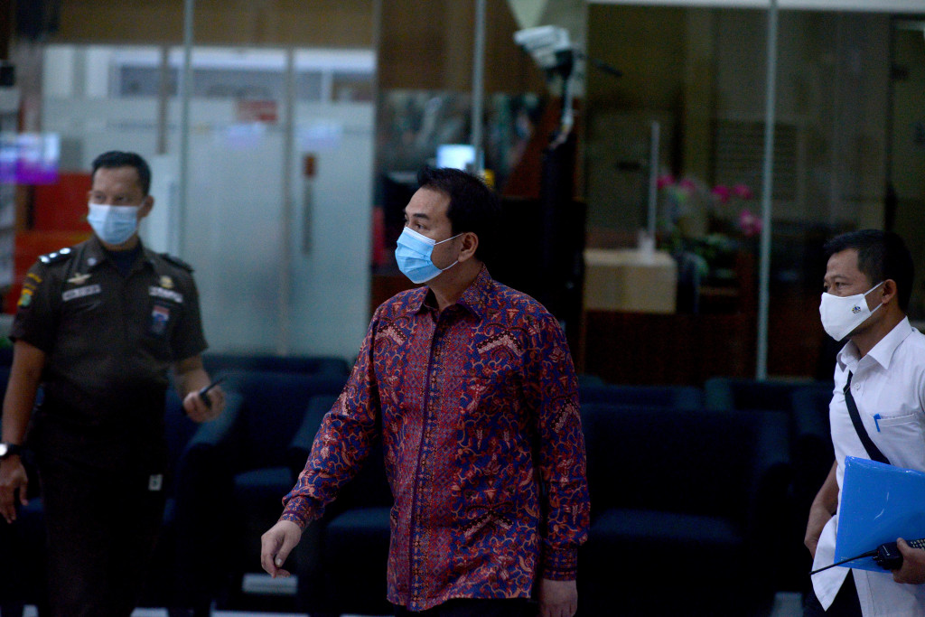 Komisi Pemberantasan Korupsi (KPK) rampung memeriksa Wakil Ketua DPR Azis Syamsuddin. Penyidik mengonfirmasi Azis terkait sejumlah temuan dalam penyidikan kasus dugaan suap penanganan perkara di Tanjungbalai.