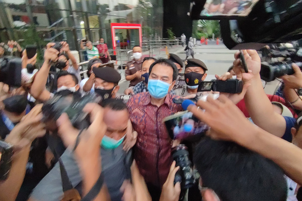 Sejak keluar dari pintu utama hingga masuk ke dalam mobil, Azis tak berkomentar apapun terkait pemeriksaannya. 