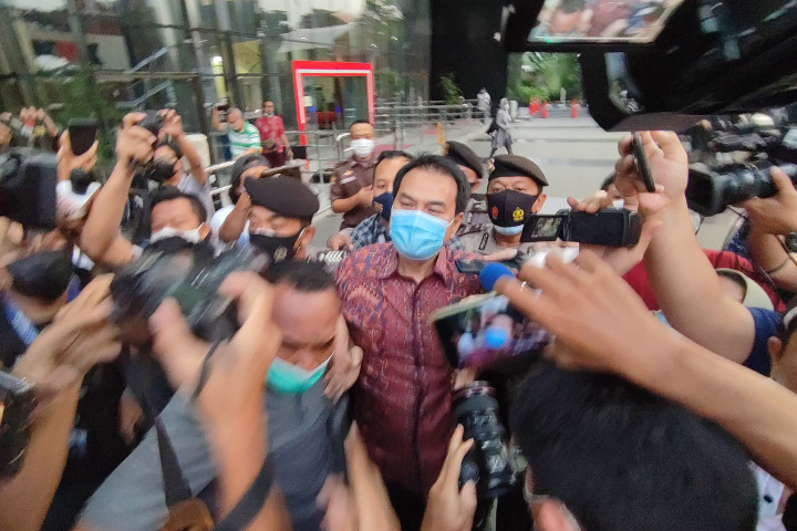 Sejak keluar dari pintu utama hingga masuk ke dalam mobil, Azis tak berkomentar apapun terkait pemeriksaannya. 