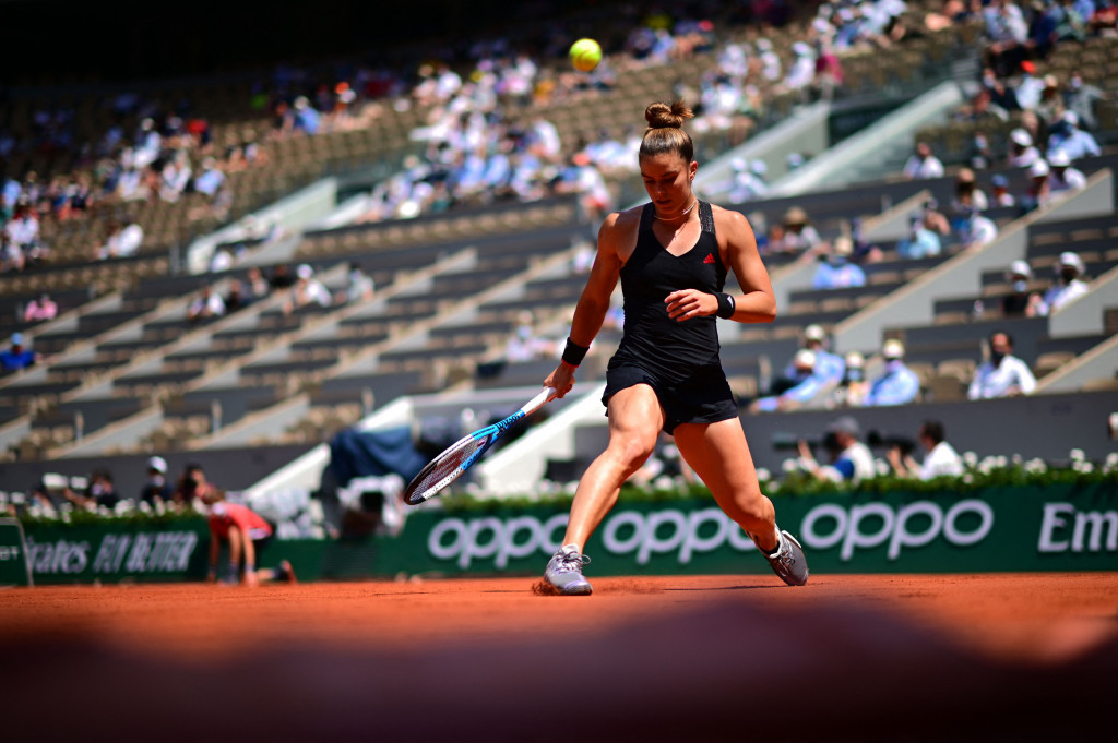 Petenis unggulan ke-17, Maria Sakkari menjadi petenis putri Yunani pertama yang melenggang ke semifinal Grand Slam di French Open musim 2021.